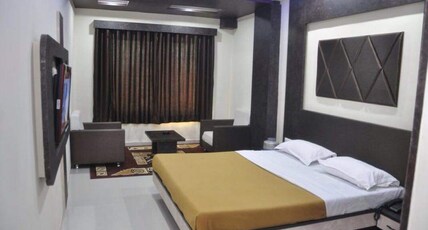 THE NEW HOLIDAY INN Room Type - Super Deluxe Room