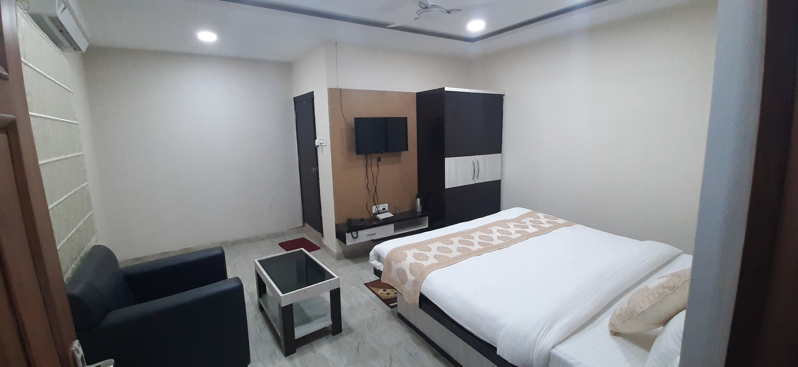 HOTEL JHARI PALACE - Tap to explore photos