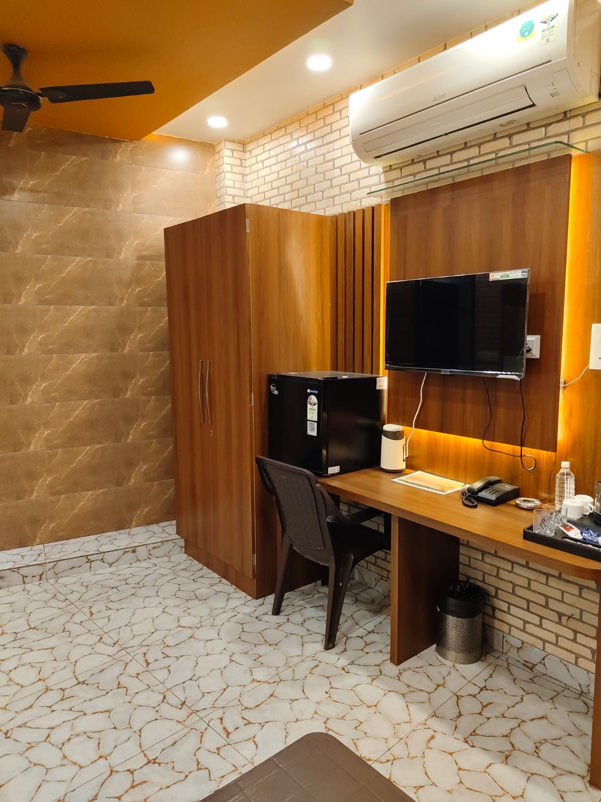 Shri Kailash Pati Guest House - Tap to explore photos
