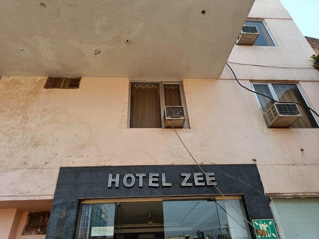 Hotel Zee - Tap to explore photos