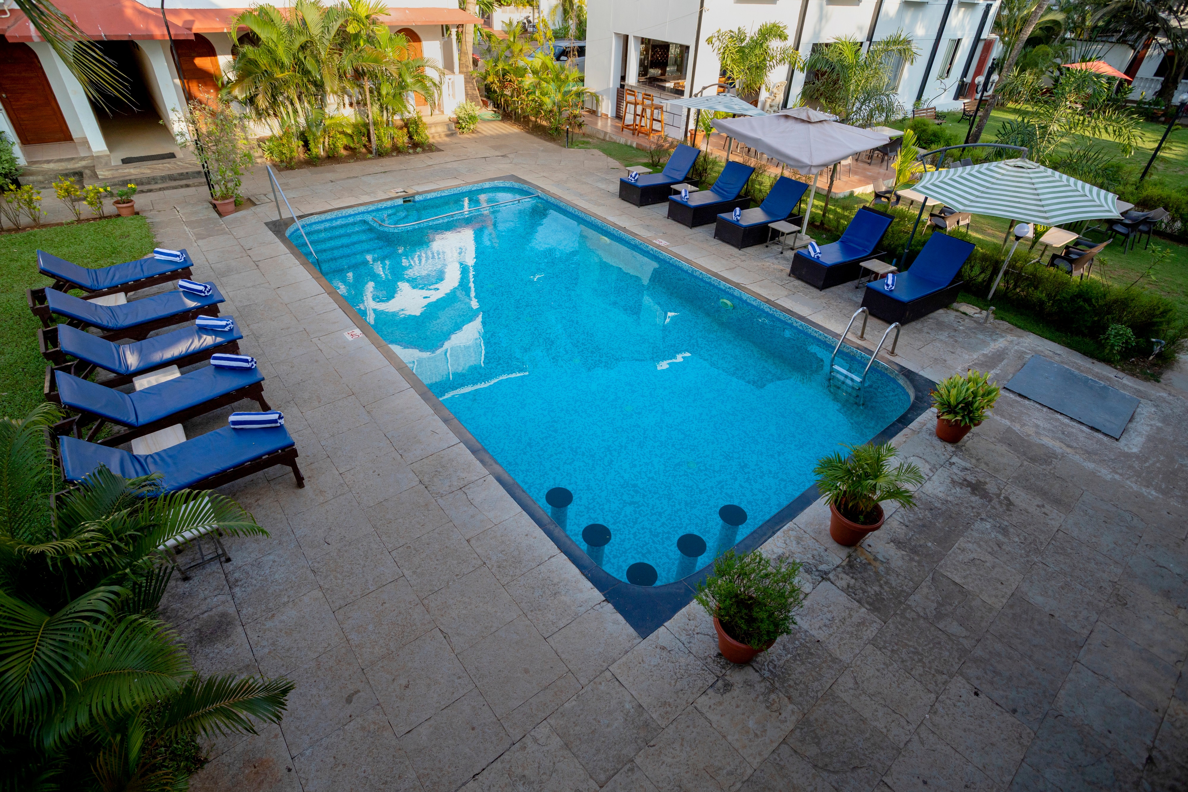 La Vaiencia beach resort - Tap to explore photos