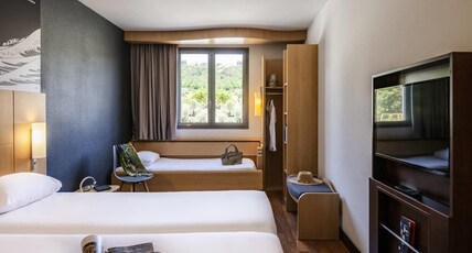 Hotel Ibis Cannes Mouans Sartoux in Mouans-Sartoux Room Type - Standard Room with 3 single beds