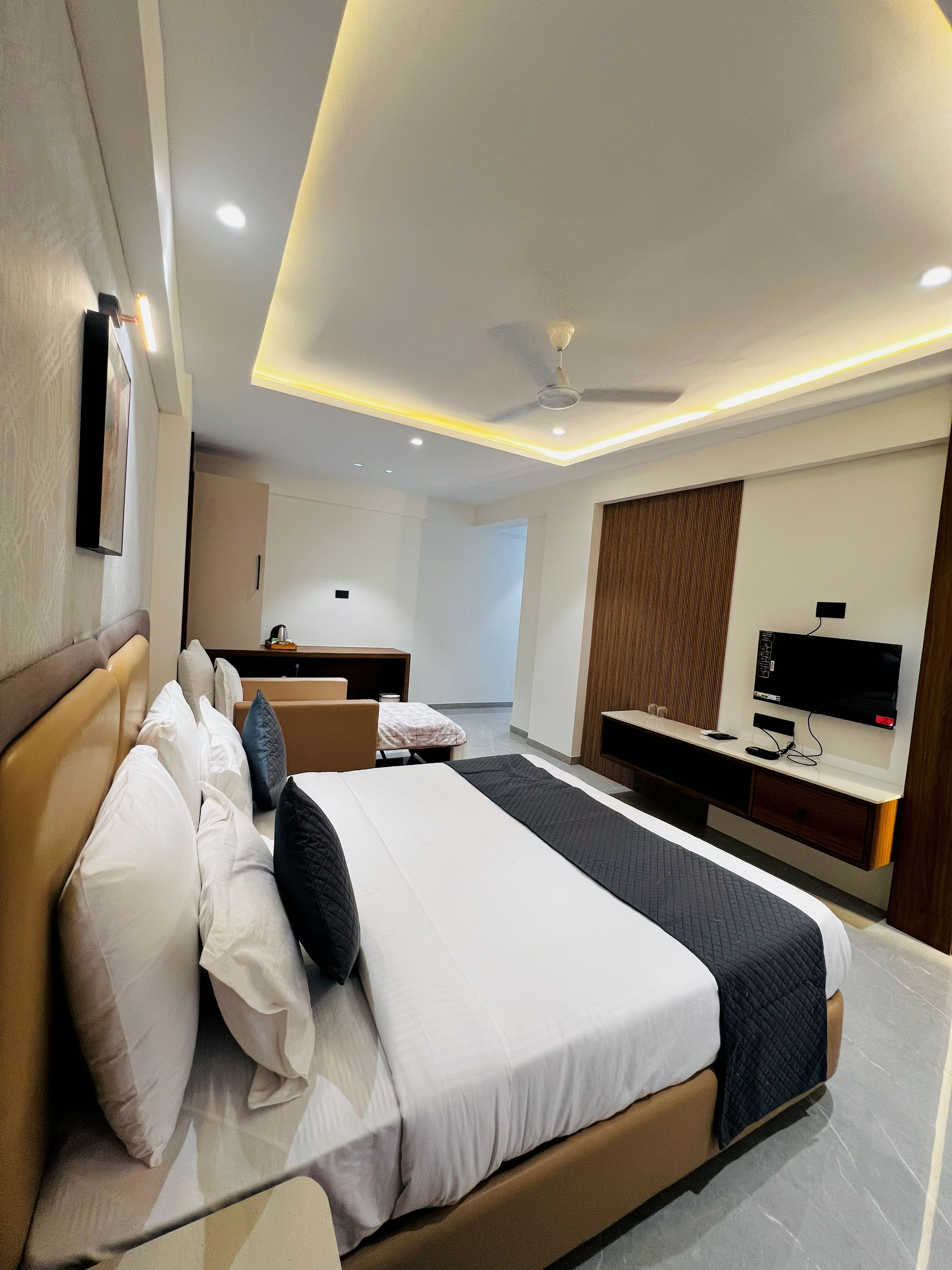 Hotel Sai Mahima - Tap to explore photos