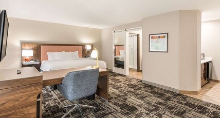 Hampton Inn & Suites Benton Harbor, MI Room Type - 1KN STDO W MICRO FRIDGE NS