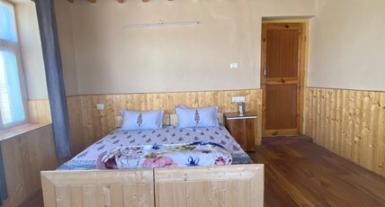 White peak Homestay Komic Room Type - STANDARD ROOM WITH SHARED WASHROOM 
