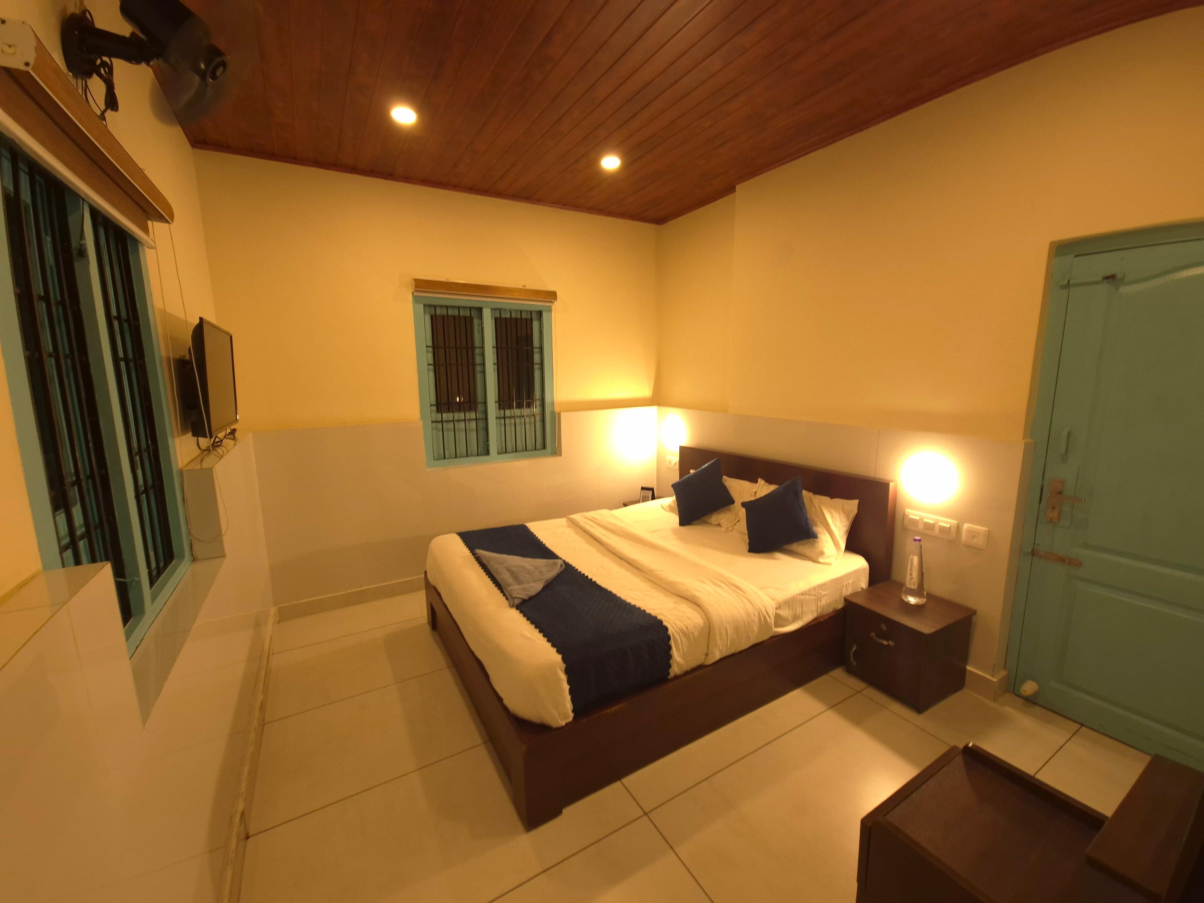 Wayora Villas | Restaurant & Swimming pool - Tap to explore photos