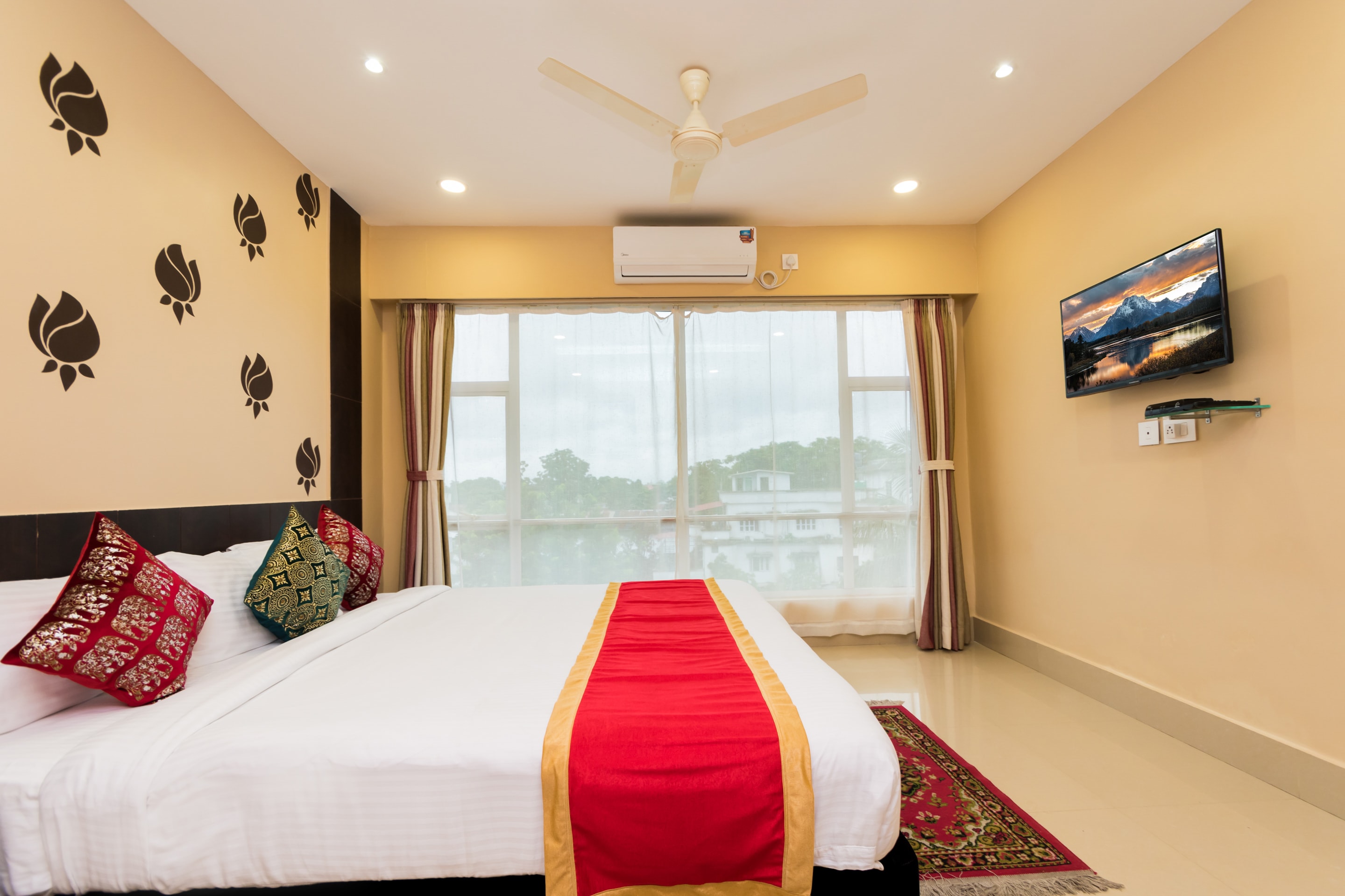 Central Courtyard Boutique Resort - Tap to explore photos