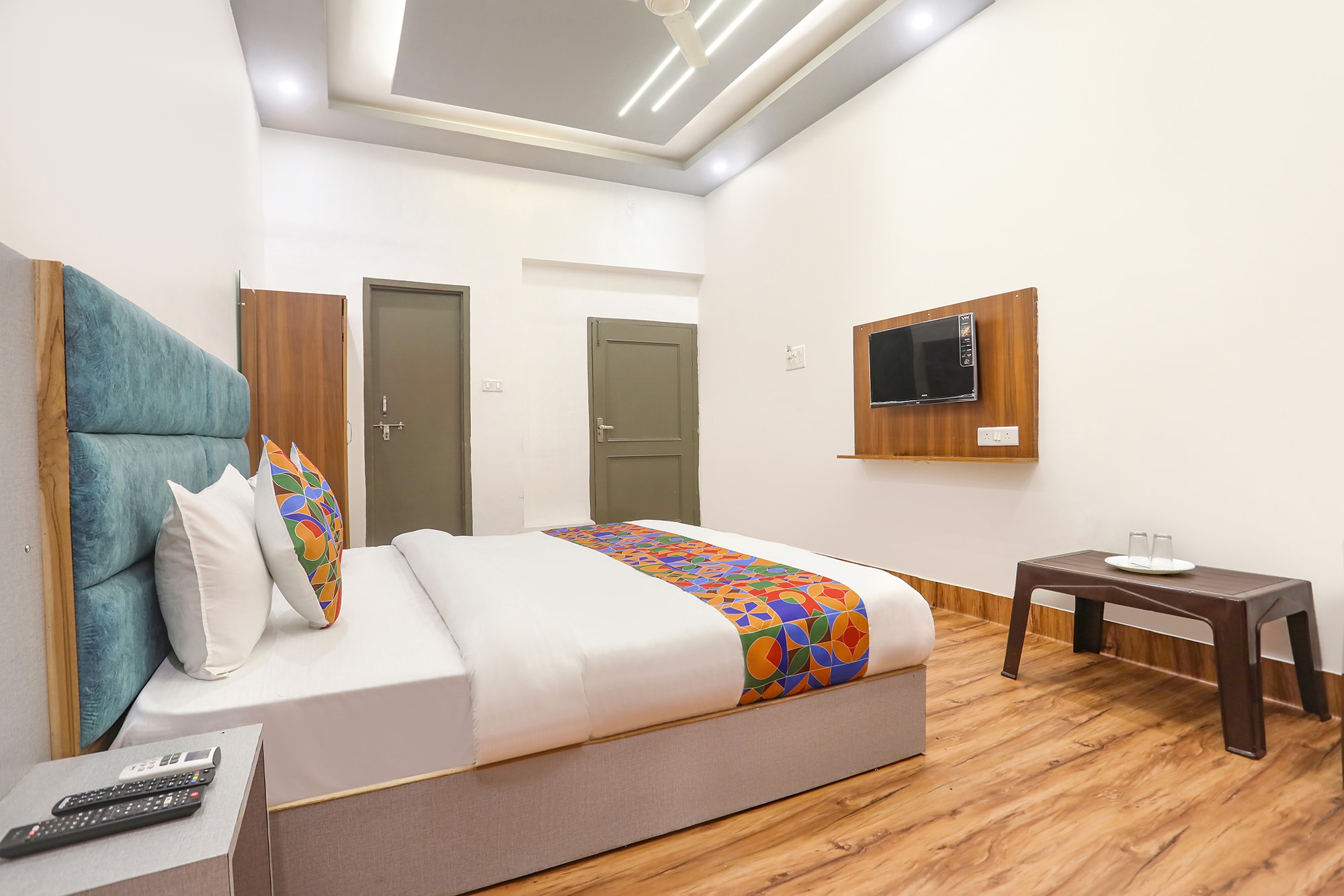 FabHotel Villa The Suites - Nr. Prayagraj Junction - Tap to explore photos
