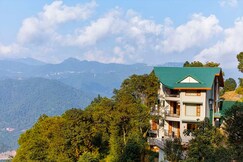 V are Family Juniper |6BHK Luxury villa with Bonfire & BBQ