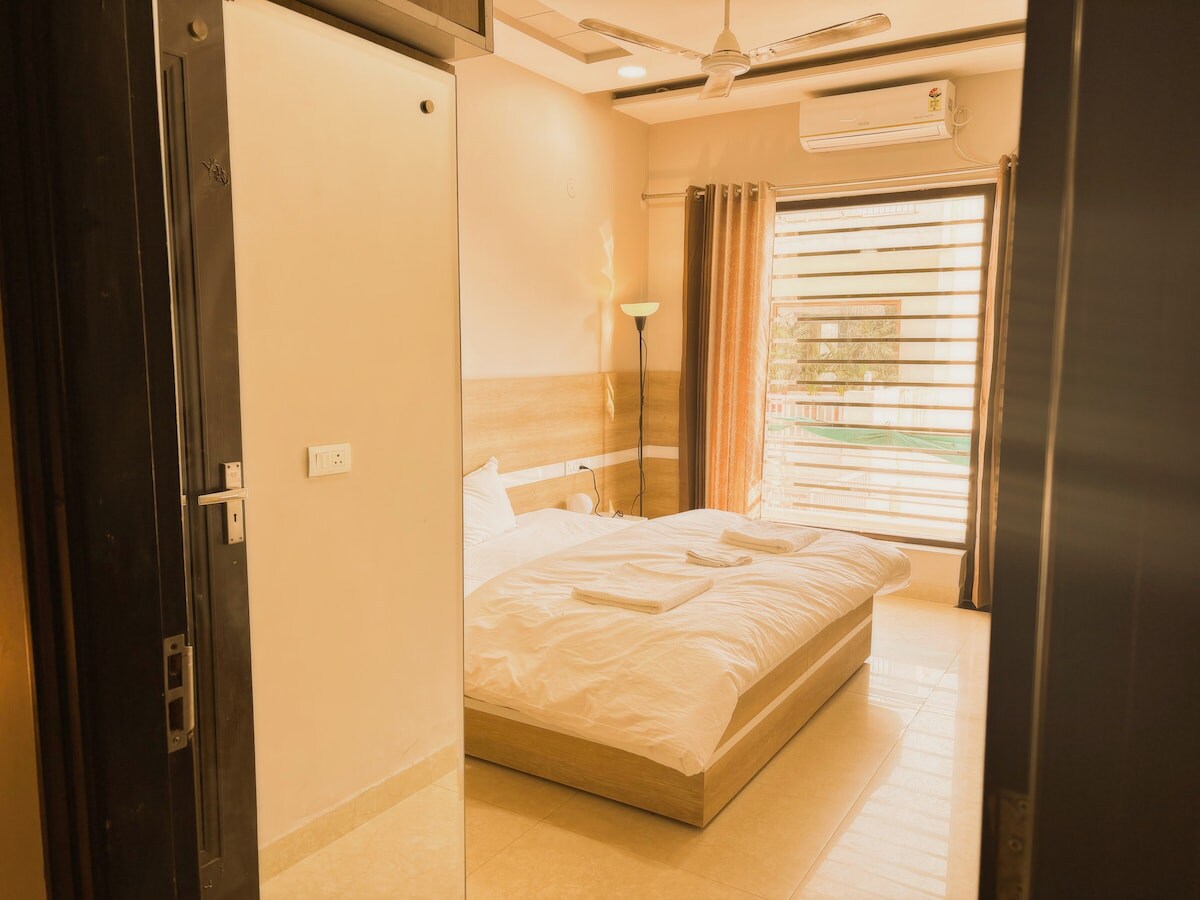 Amur Stays 8 3 Bedroom Independent Floor - Tap to explore photos