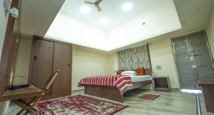 The Pinnacle Homestay Room Type - Queen Room AC