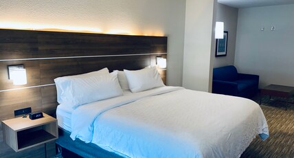 Holiday Inn Express & Suites CORPUS CHRISTI Room Type - 1 Queen Suite Communications Accessible