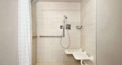 Embassy Suites Indianapolis Downtown Room Type - 1 KING SUITE ACC RI SHOWER