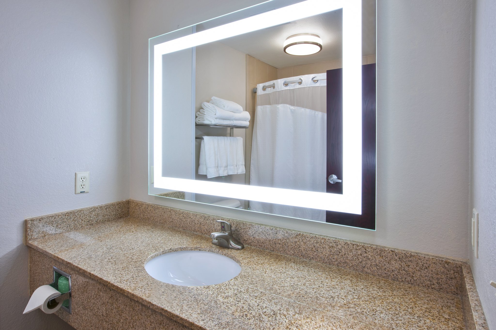 Holiday Inn Express Niles - Tap to explore photos