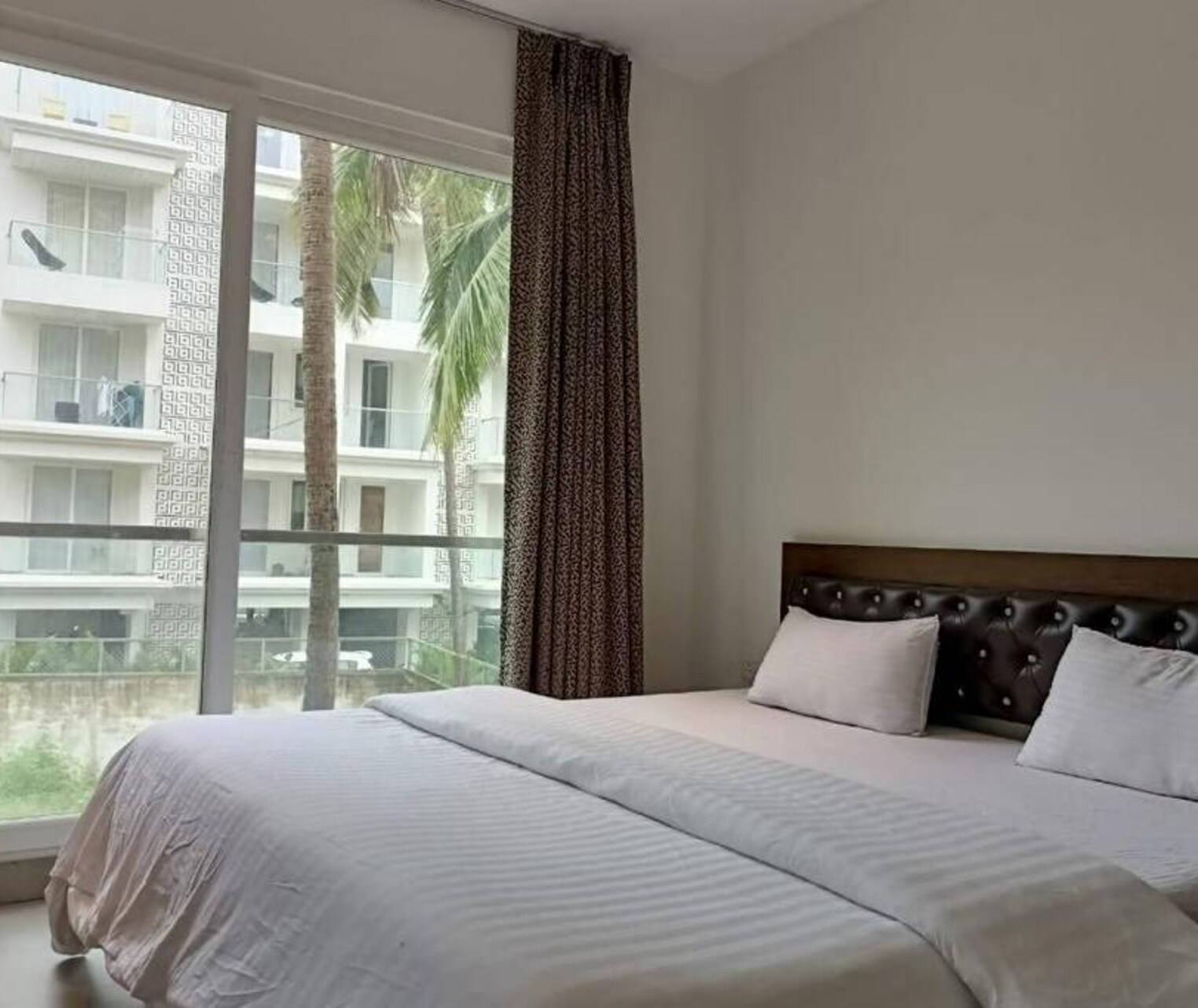 Super Luxurious 1bhk with Pool & Gym @ Calangute - Tap to explore photos