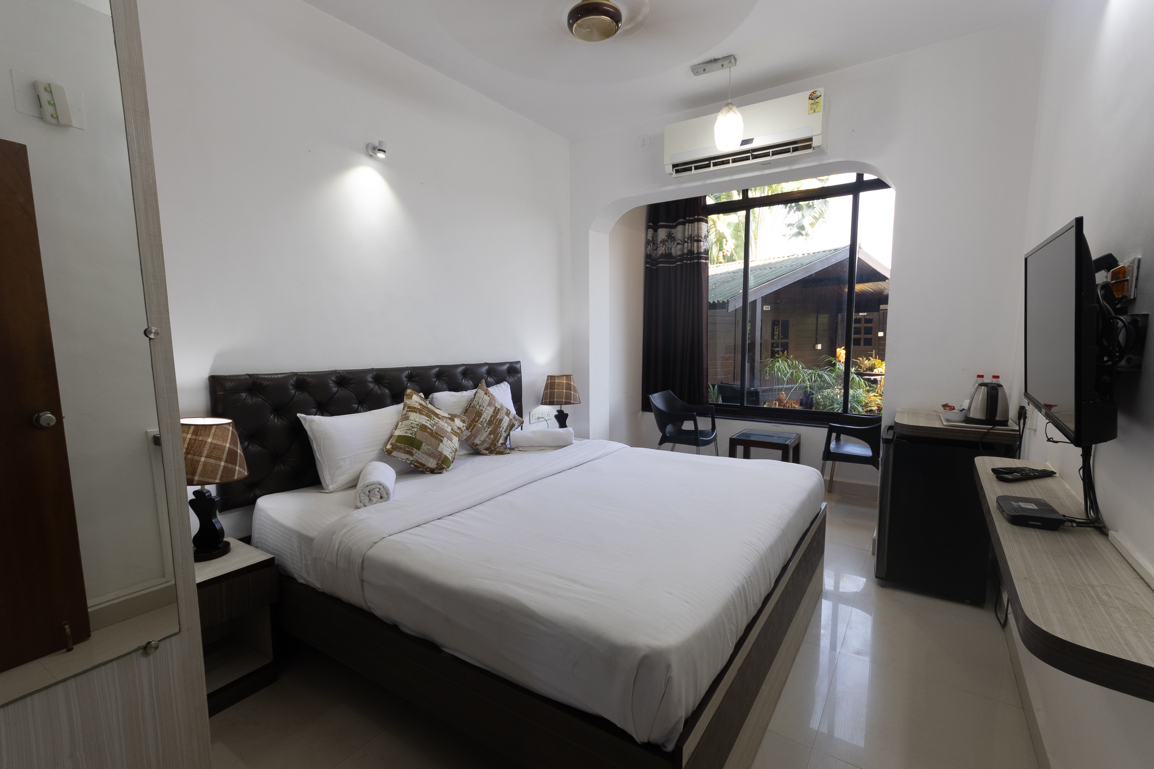 Sal Riviera - Tap to explore photos