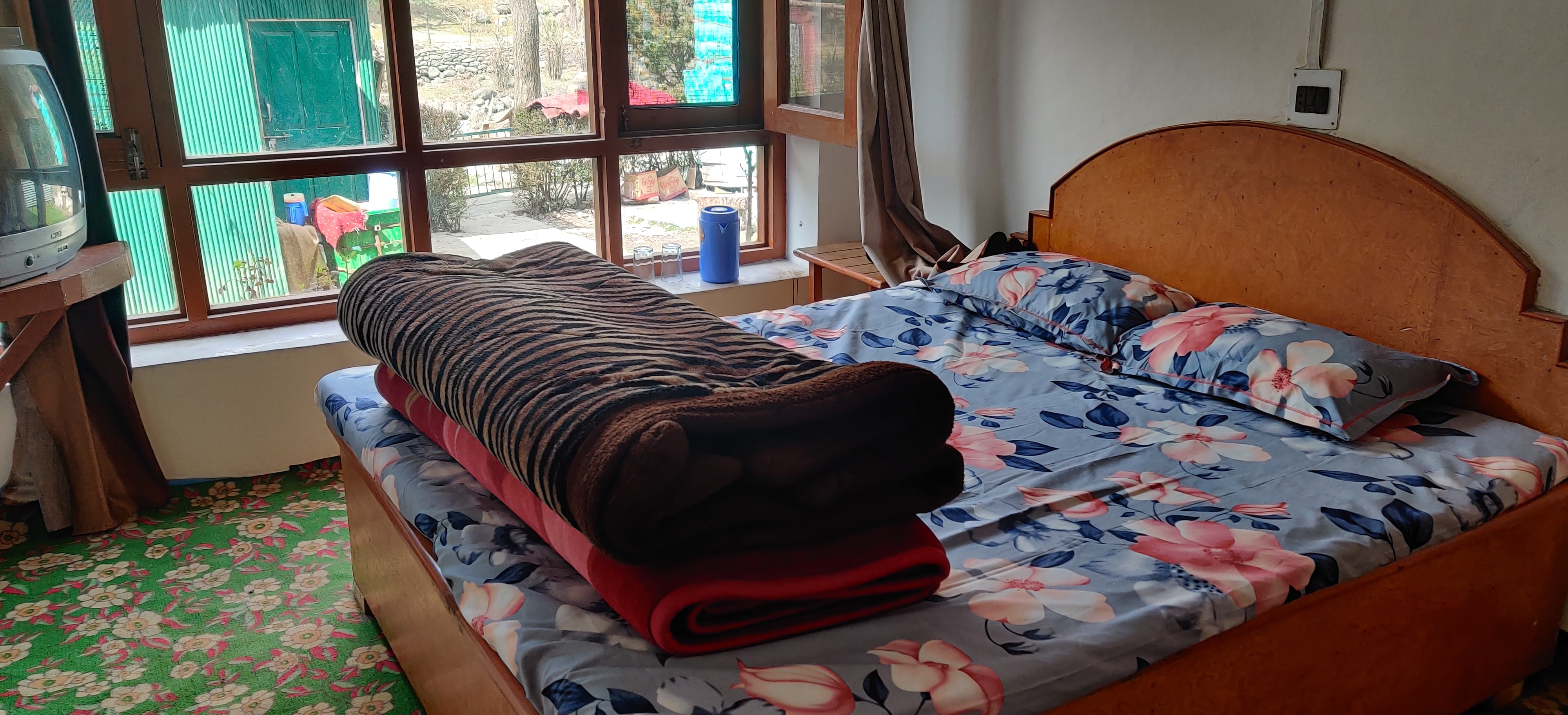 Shalimarpalace - Tap to explore photos