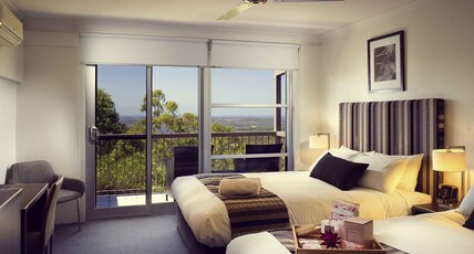 Mercure Clear Mountain Lodge Room Type - Superior Room 1 Queen Bed and 1 King Single Bed