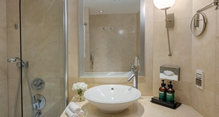 Crowne Plaza PORTO Room Type - 1 Queen Premium Lounge Access