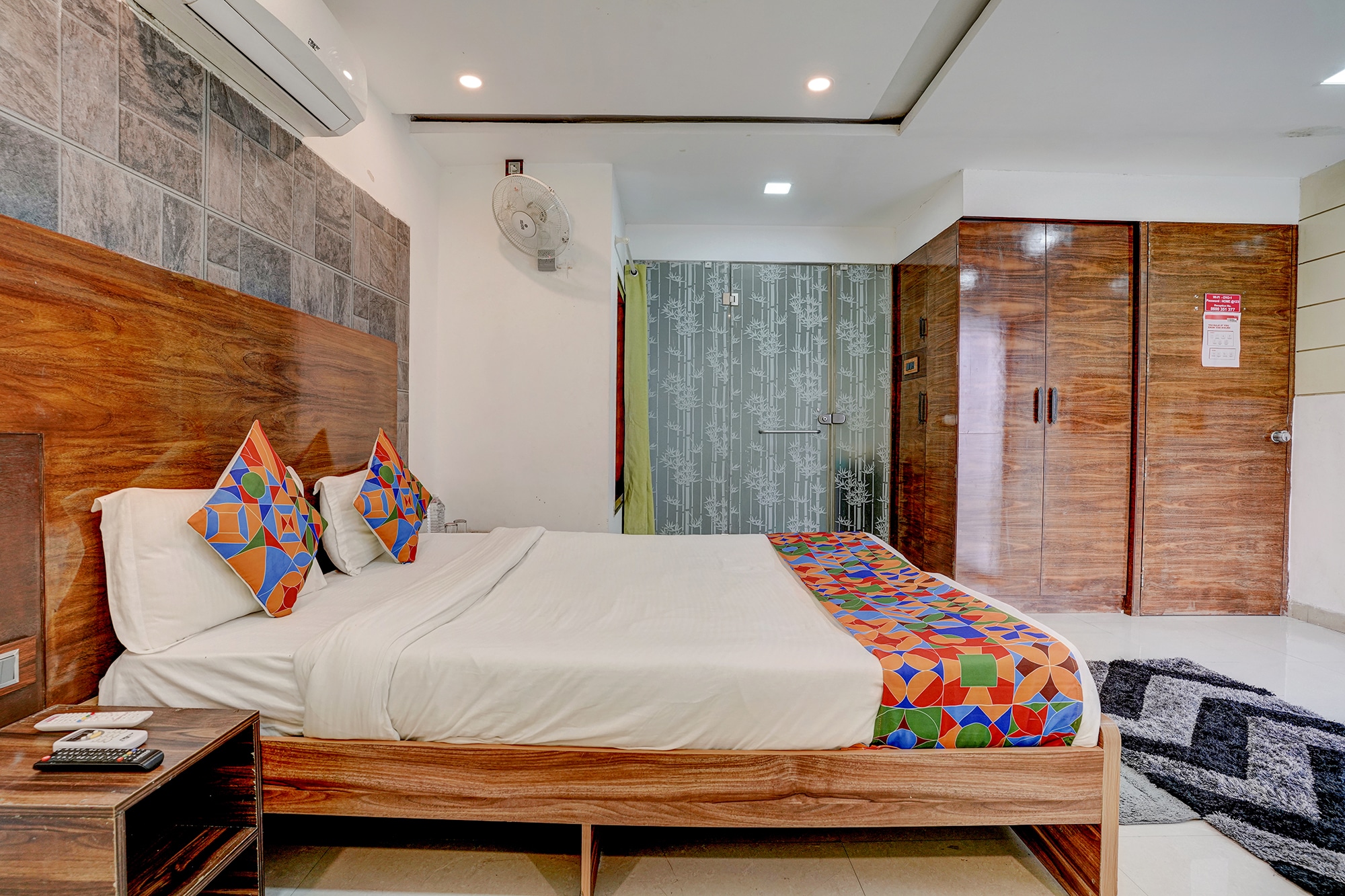 FabHotel Vardhan House I - Nr. Baner Hills - Tap to explore photos
