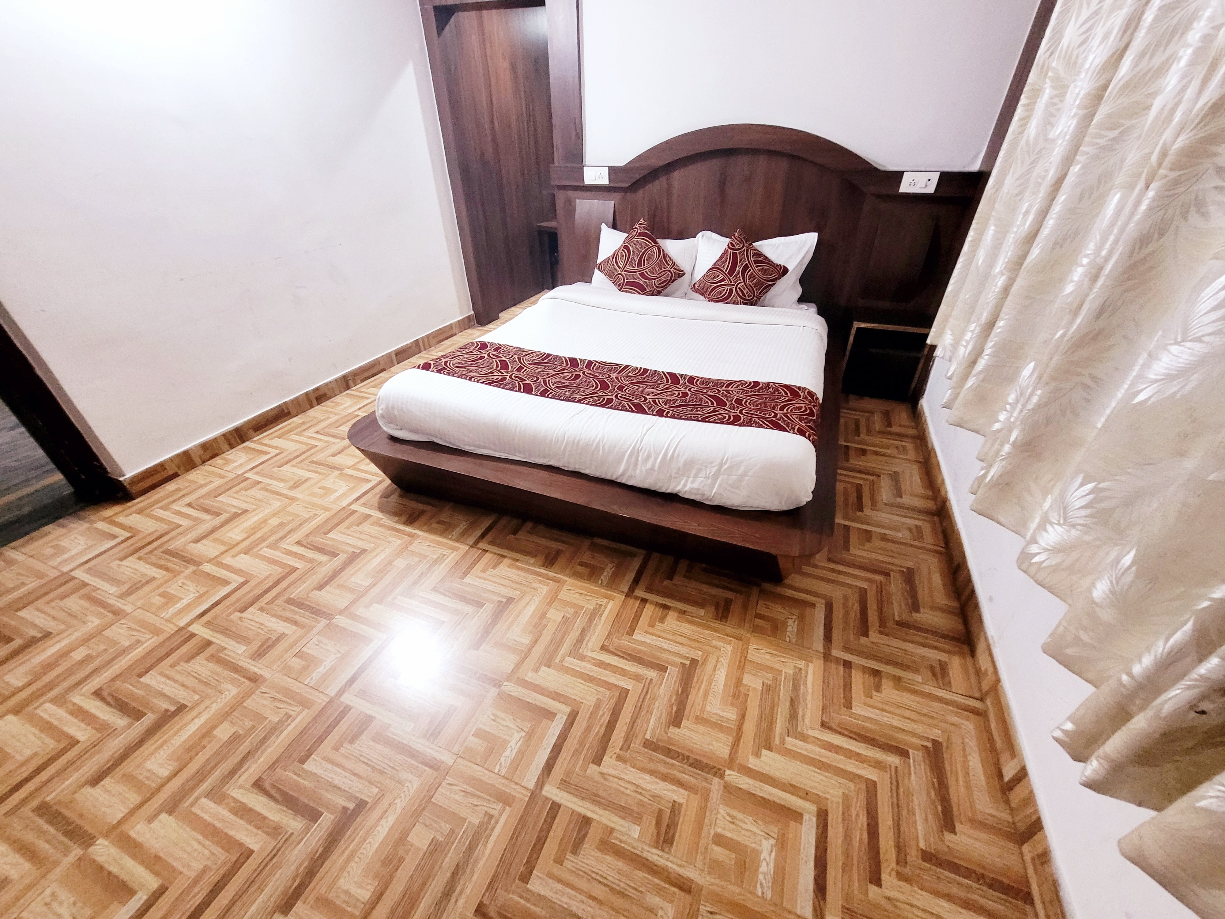 Hotel Blue Heaven Manali  50 Meters from Mall Road - Tap to explore photos