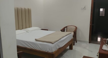 HOTEL SOHAN BOARDING AND LODGING Room Type - Deluxe Room