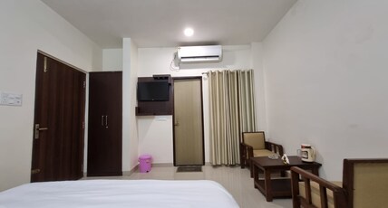 RADHA PALACE Room Type - Deluxe Room - AC
