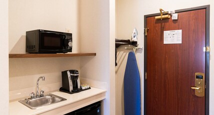 Holiday Inn Express & Suites DAVIS - UNIVERSITY AREA Room Type - STANDARD