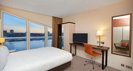 DoubleTree by Hilton Hotel London ExCel Room Type - QUEEN GUEST ROOM W  SOFA