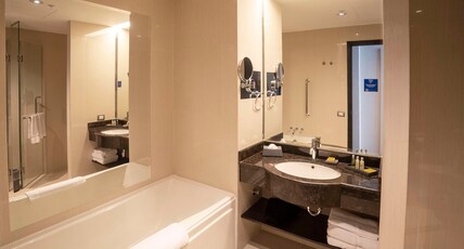 DoubleTree by Hilton Trujillo Room Type - 1 KING BED GUEST ROOM