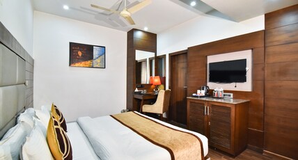 SAWERA GRAND 10 MIN WALK FROM GOLDEN TEMPLE Room Type - Executive Room with Work Desk
