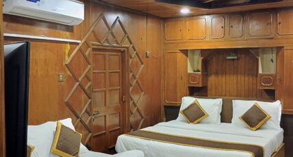 KGB Villa Homes - Beach View Room Type - Wooden Ac room