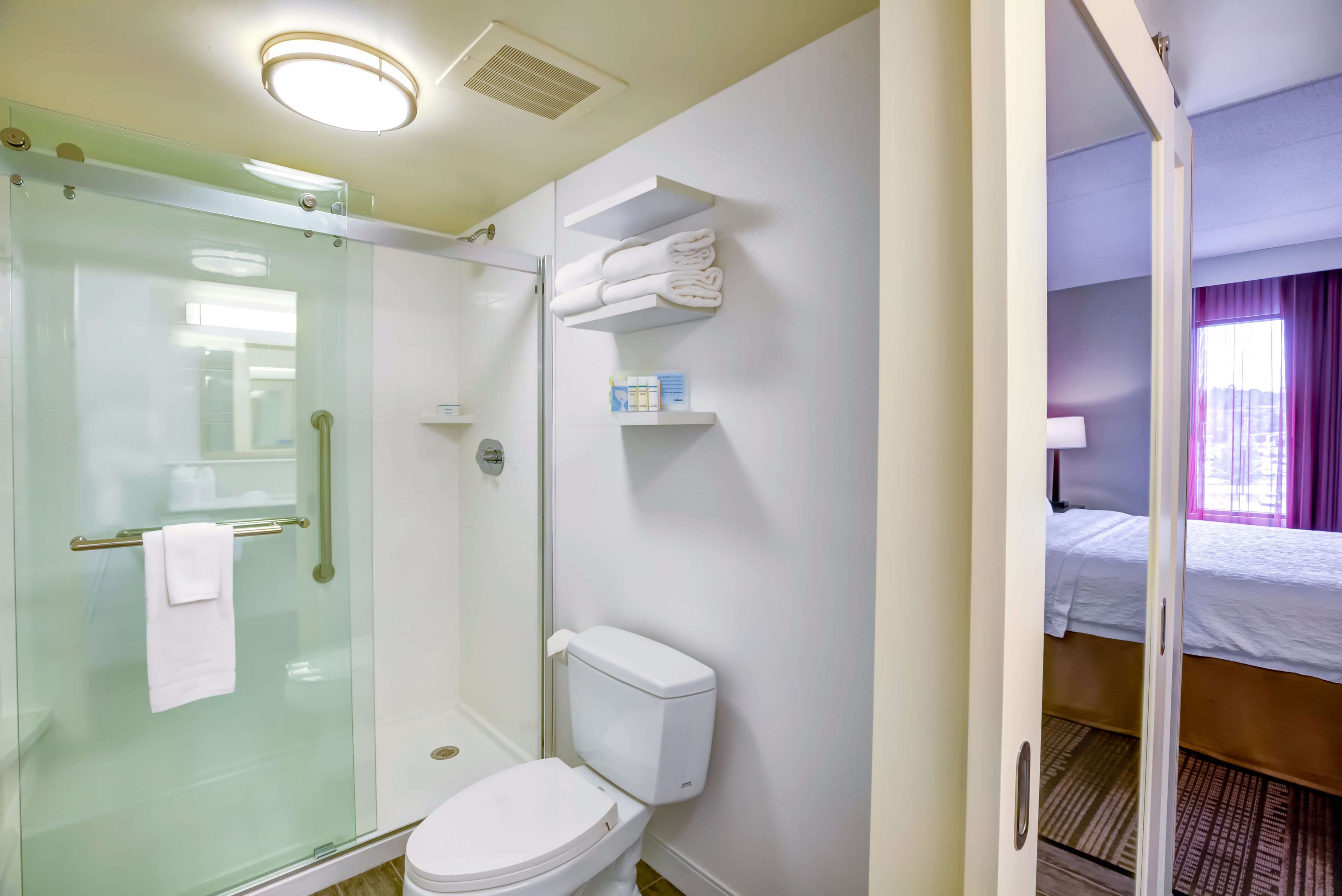Hampton Inn by Hilton Boston-Norwood - Tap to explore photos
