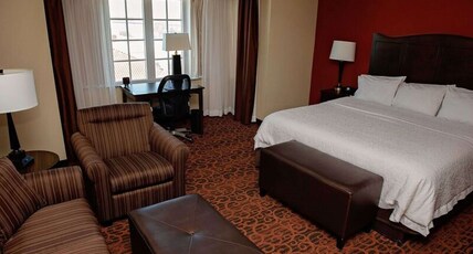 Hampton Inn & Suites Bradenton Downtown Historic District Room Type - 1 KING CORNER RIVERVW NS