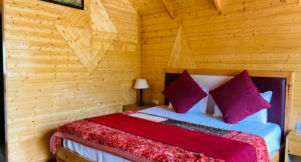 THE Midnight Garden Room Type - Attic wooden cottage 4