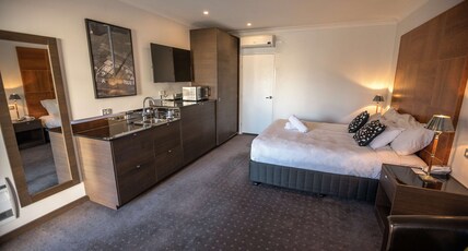 Best Western Plus Goulburn Room Type - 1 King Bed, Non-Smoking, Superior Room, Ground Floor, Pillow Top Mattress, Flat Screen Television, W Best Western Plus Goulburn Room Type - 1 King Bed, Non-Smoking, Superior Room, Ground Floor, Pillow Top Mattress, Flat Screen Television, W