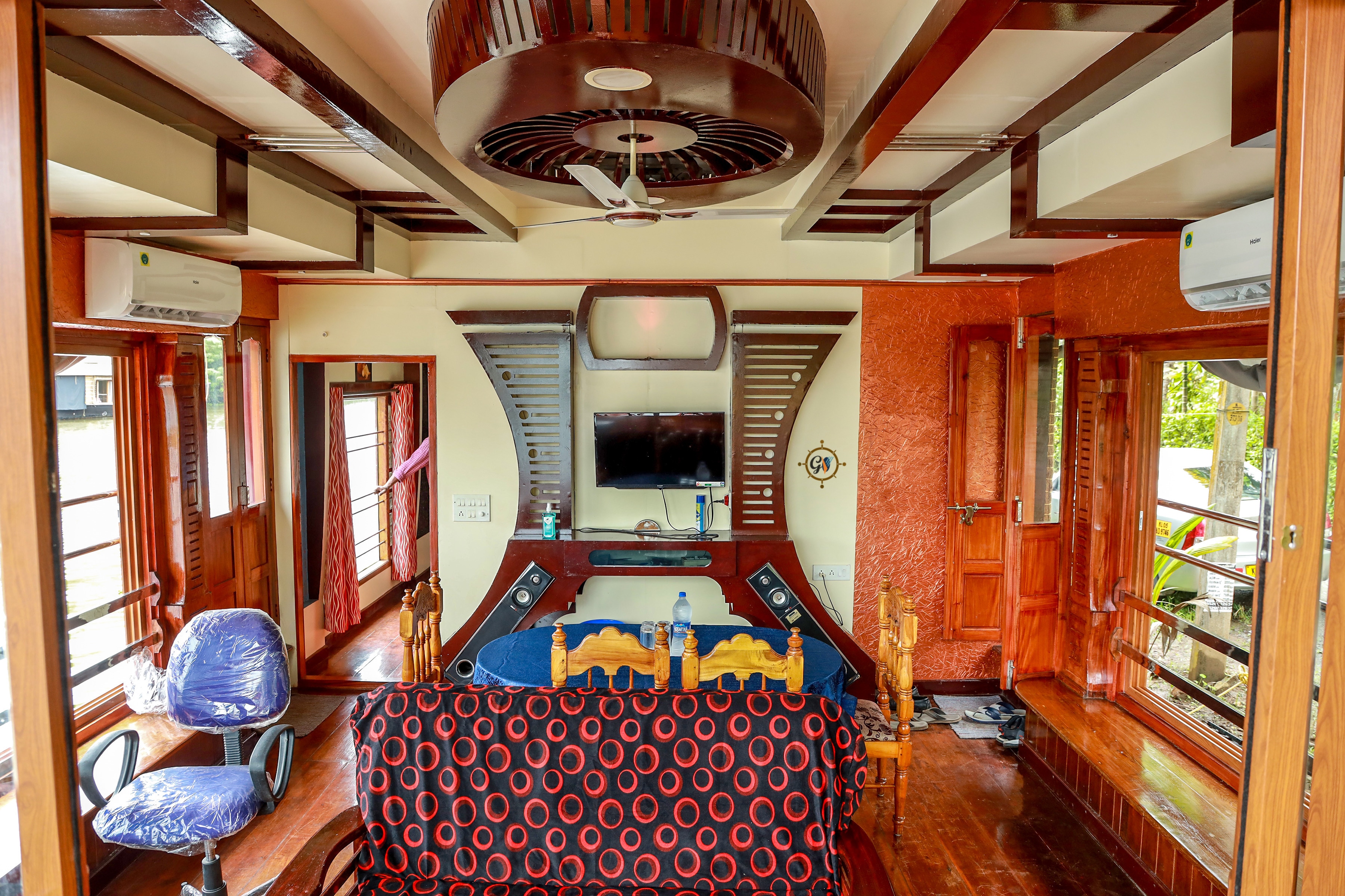 Grand Villa Houseboat - Tap to explore photos