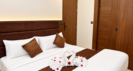 JMD Royal Residency I Luxury Hotel I With Parking Room Type - Deluxe Luxury Room with King Size Bed