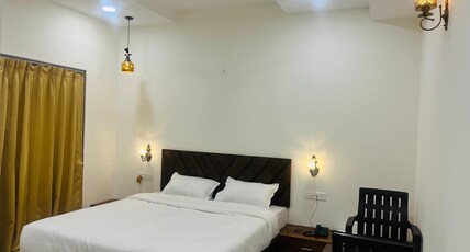 Hotel Green Hills Room Type - Deluxe Room with Air Conditioning