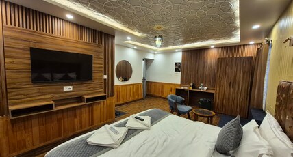Hotel Kashmir Breeze, Srinagar Room Type - Premium room