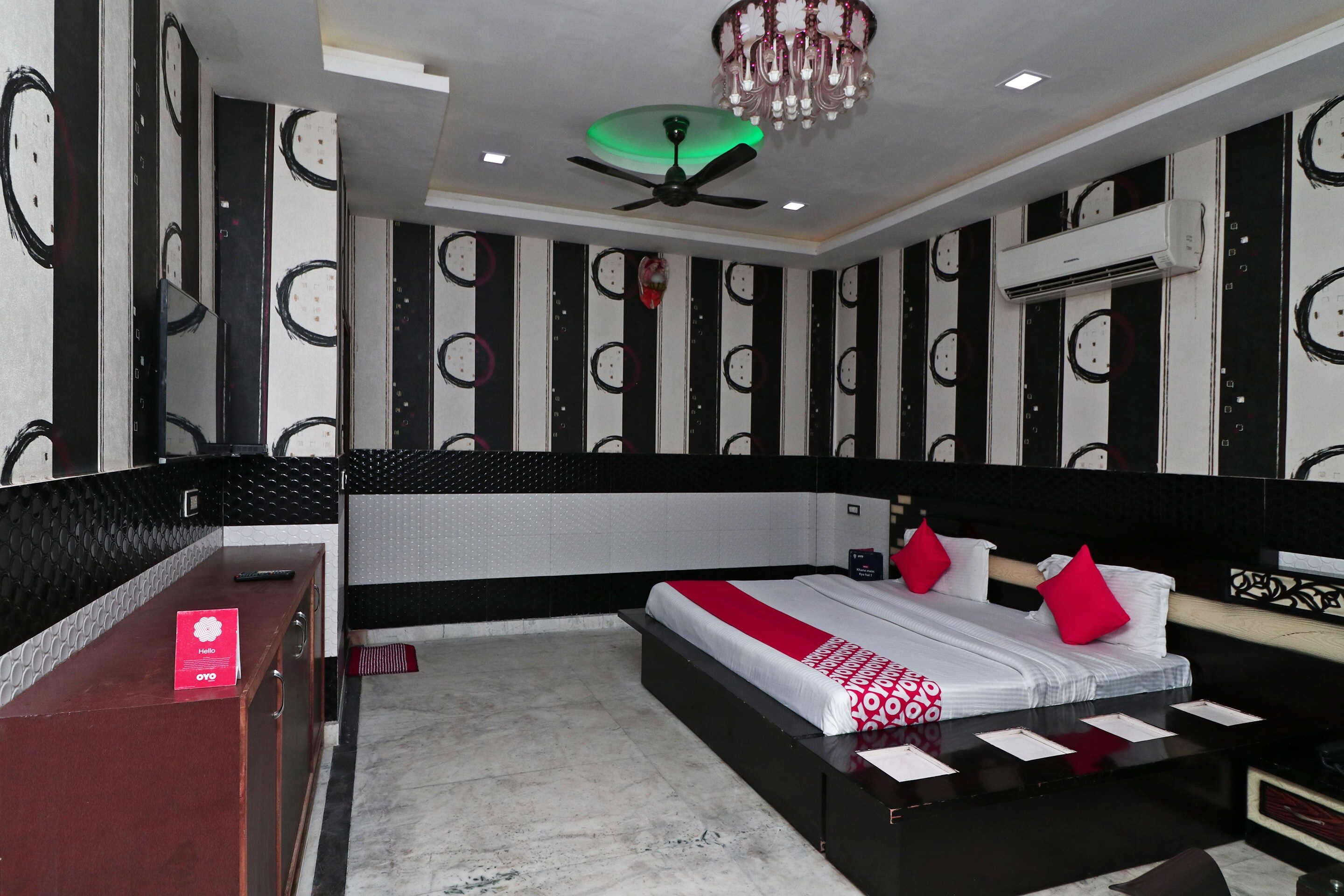 OYO 16656 Hotel Apple Green - Tap to explore photos