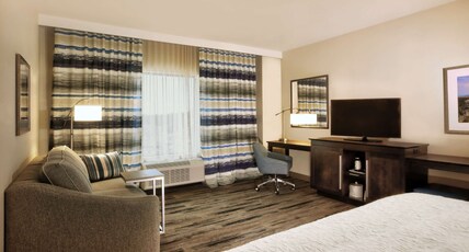 Hampton Inn & Suites By Hilton Baltimore/Aberdeen, Md Room Type - 1 KING SFBD W  FRIDGE NS