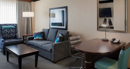 DoubleTree Suites by Hilton Bentonville Room Type - 1 KING TWO ROOM SUITE