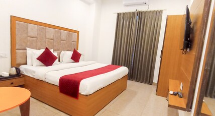 Hotel Lake View - Near Sukhna Lake Room Type - Deluxe Room with Window Hotel Lake View - Near Sukhna Lake Room Type - Deluxe Room with Window