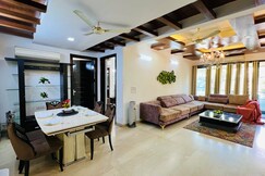 BluO 3BHK Green Park Private Garden Balcony Lift