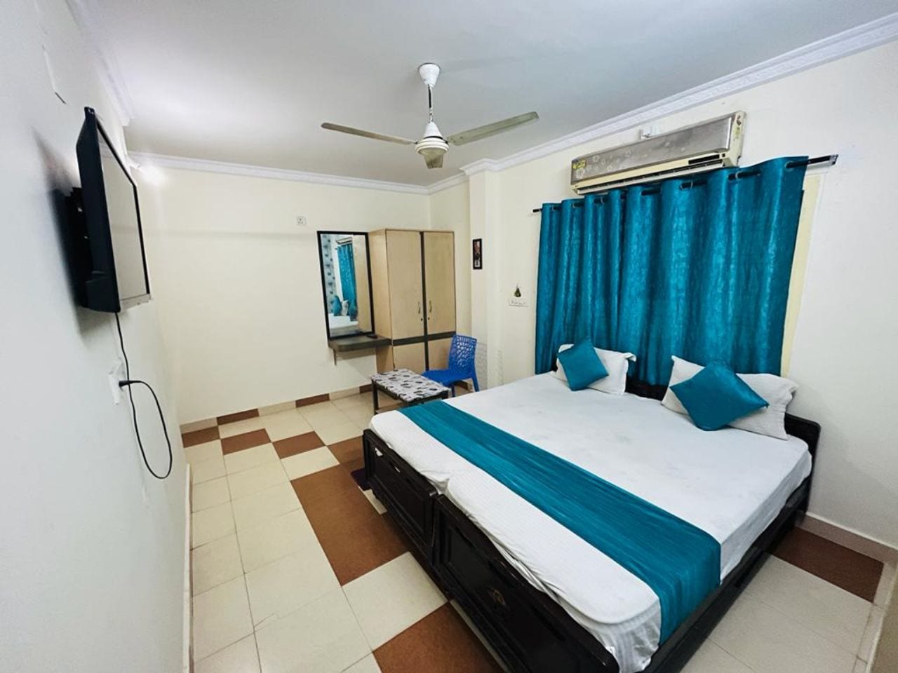 Holy Trinity Beach Guest House - Tap to explore photos