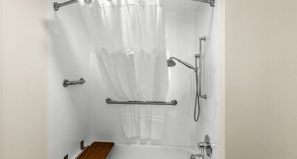 Holiday Inn Express Hotel & Suites Charleston-Southridge Room Type - 2 Single Beds Standard Mobil Access Tub