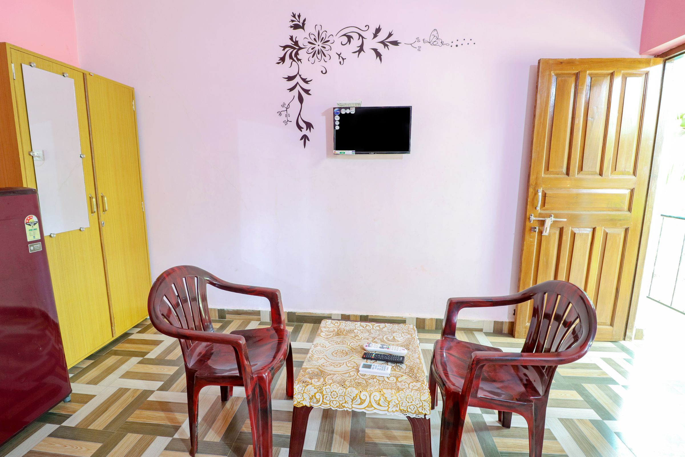 James Beach House - Tap to explore photos