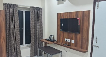 Hotel Pushparaj:100m to the beach. Hear the waves! Room Type - Deluxe King Bed Room