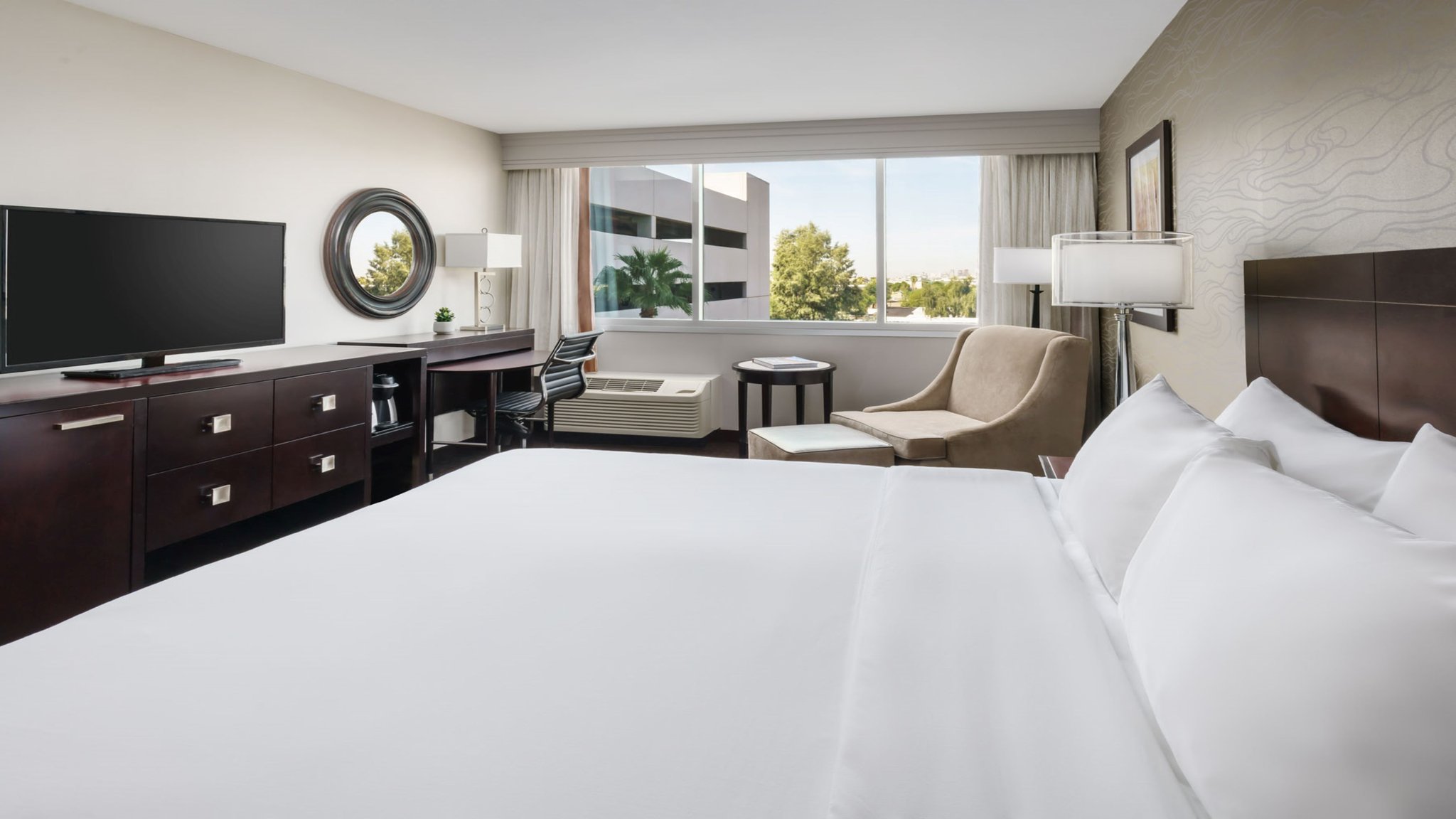 Crowne Plaza Phoenix Airport (Pet-friendly) - Tap to explore photos